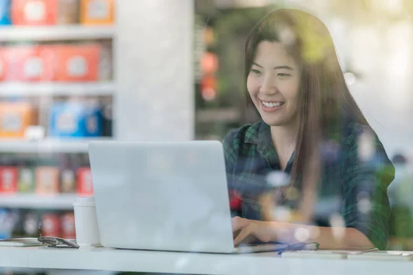 Retrato Mujer Negocios Asiática Traje Casual Utilizando Tecnología Portátil Para —  Fotos de Stock