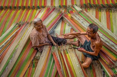 Geleneksel Vietnam hasırlarını yapan eski Vietnamlı bir zanaatçının eski geleneksel köyde Dinh yen, dong thap, Vietnam, gelenek sanatçısı konsepti