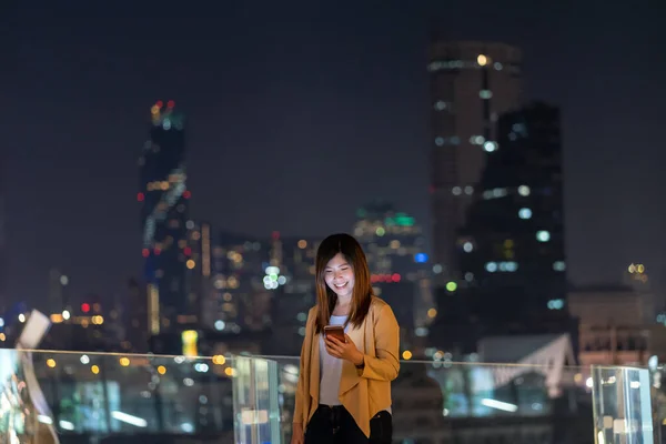 아시아 사업가가 스마트폰을 사용하여 재정난 지구에서 행동을 컨셉의 — 스톡 사진