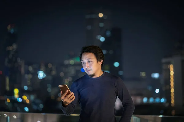 Asiatischer Kreativer Freiberufler Mit Smartphone Mit Smile Aktion Bankenviertel Bangkok — Stockfoto