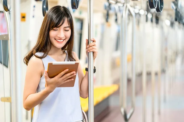 Jonge Aziatische Vrouw Passagier Met Behulp Van Sociaal Netwerk Technologie — Stockfoto