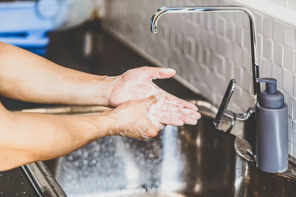 Close Aziatische Man Hand Wassen Met Kraan Water Keuken Thuis — Stockfoto