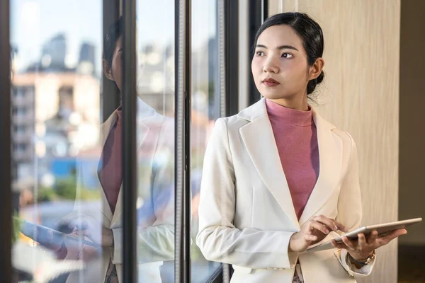 Asian Businesswoman Casual Suit Standing Holding Technology Tablet Window Glass —  Fotos de Stock