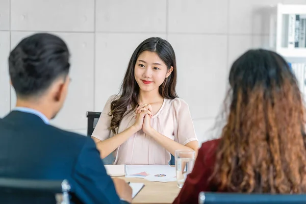若いアジアの女性大学院生インタビュー会議室で正の動きを持つ2人のマネージャー ビジネス採用新しいメンバー マネージャーの概念とジョブインタビュー — ストック写真