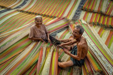 Geleneksel Vietnam hasırlarını yapan eski Vietnamlı bir zanaatçının eski geleneksel köyde Dinh yen, dong thap, Vietnam, gelenek sanatçısı konsepti