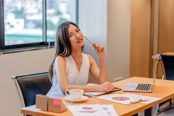 캐주얼 슈트를 아시아 여성은 사무실 방식에서 영감을 비즈니스 개념을 생각하고 — 스톡 사진