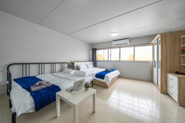 Konforlu oturma odası kanepe ve yatak kraliçesi boyutunda, yemek masası, klima ve mobilya, stüdyo odası tipi apartman dairesi veya daire, servis dairesi ve konaklama konsepti