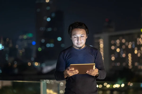 Asijské Kreativní Freelancer Pomocí Technologie Tablet Úsměvem Akce Finanční Oblasti — Stock fotografie