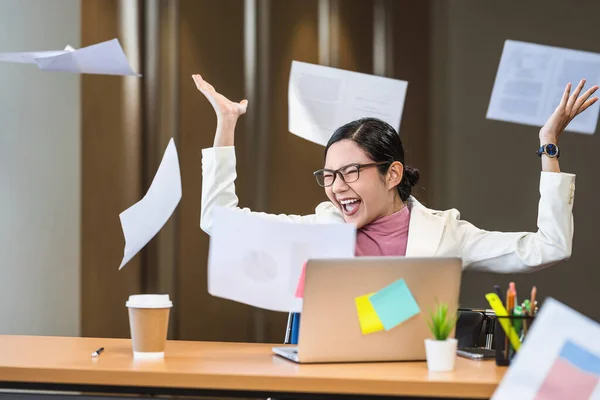 アジアの実業家は 仕事が失敗したときにオフィスで自分の上に紙を投げる怒り 失敗したプロジェクト ハードワークと強調概念 — ストック写真