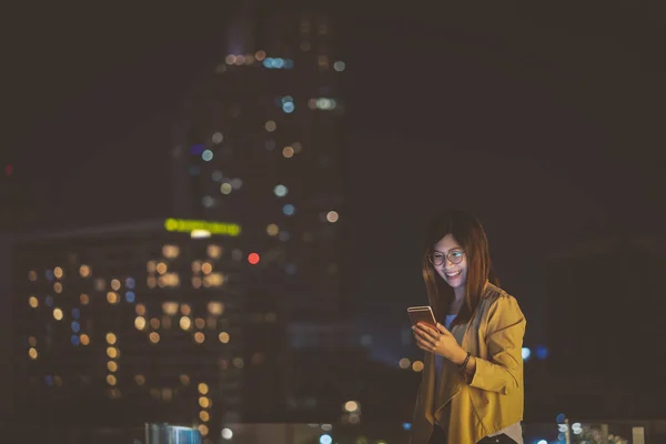 Empresária Asiática Usando Telefone Celular Inteligente Com Ação Sorriso Área — Fotografia de Stock