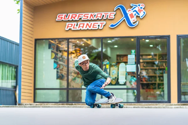 Asiático Alegre Homem Jogando Surfskate Skate Frente Transformar Ação Sobre — Fotografia de Stock