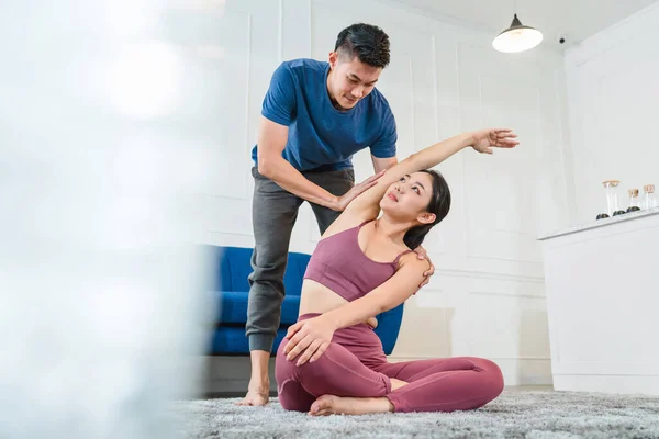 Übungen Hause Konzept Asian Coaching Yoga Männer Helfen Und Unterstützen — Stockfoto