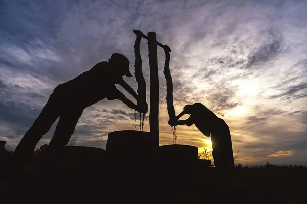 Silhouette Ouvrier Vietnamien Teignant Soie Lever Soleil Dans Village Tan — Photo