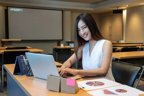 Mujer Negocios Asiática Traje Casual Está Pensando Encuentra Idea Para —  Fotos de Stock