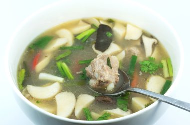 Yedek kaburga, baharatlı çorba Tay tarzı ile Tom yum