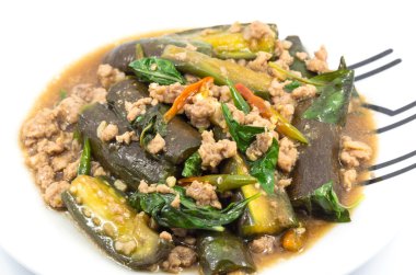 Baharatlı heyecan ile kıyılmış domuz eti ve fesleğen, Tayland yemekleri patlıcan ateş etti. 