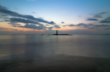 Deniz feneri deniz kenarı ile deniz manzarası, twilight saat