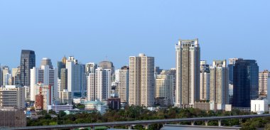 Bangkok cityscape akşam zamanlı iş bölgesinin yakınında