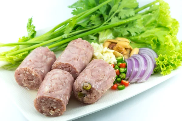 Carne di maiale salsiccia acida cotta con verdure sul piatto — Foto Stock