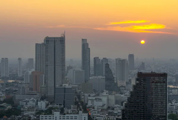 タイのサンセットにあるバンコクの街並みは — ストック写真