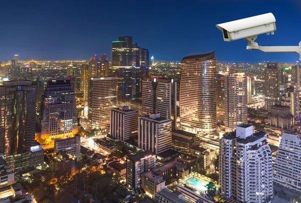 Cámara de seguridad monitoreando el paisaje urbano de Bangkok al atardecer —  Fotos de Stock