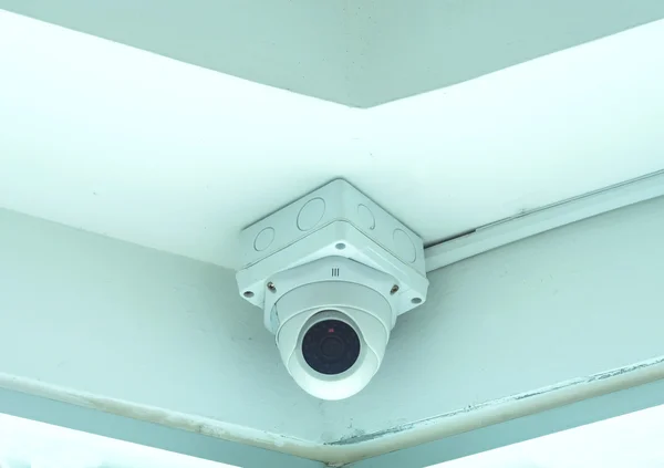 CCTV bewakingscamera in gebouw — Stockfoto
