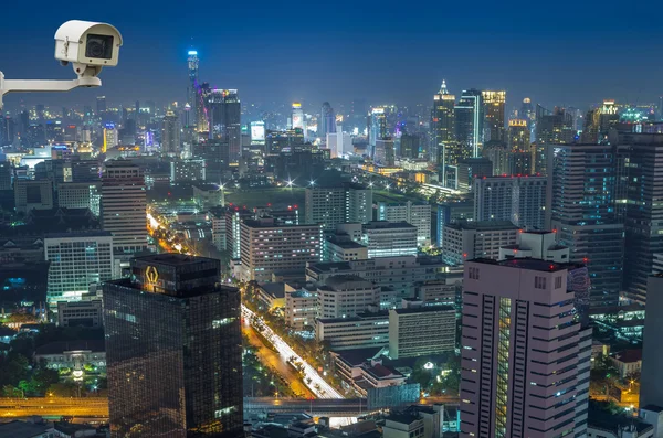 Security camera toezicht op de skyline van bangkok op twilight moment — Stockfoto