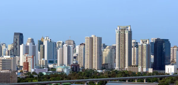 Bangkok stadsgezicht in de buurt van de zakenwijk tijdig avond — Stockfoto