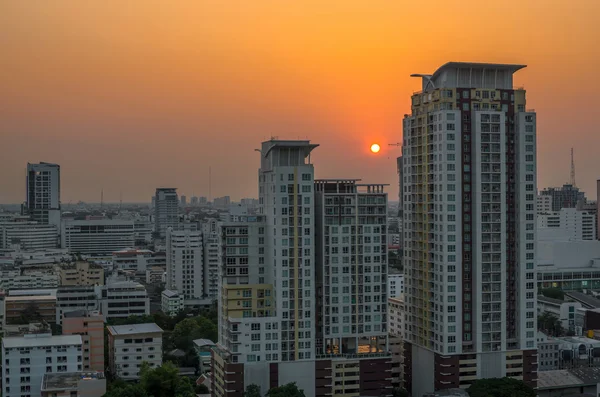 Bangkok paisaje urbano, edificio moderno con puesta de sol —  Fotos de Stock