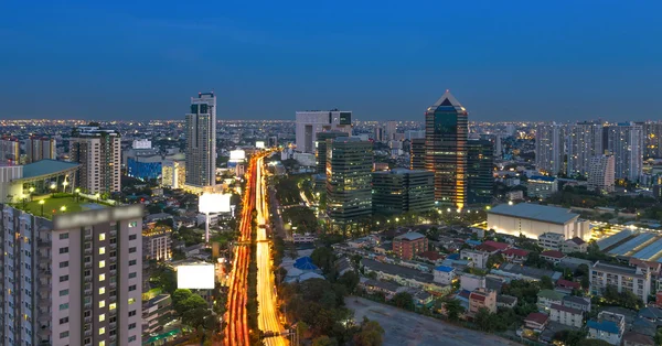 Panoráma města Bangkoku ve večerních hodinách v blízkosti obchodní čtvrti — Stock fotografie