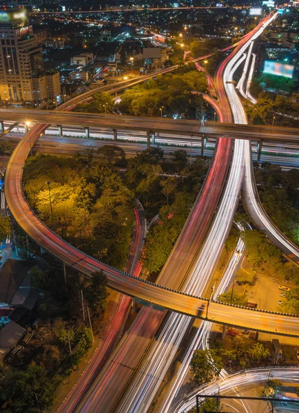 Autopista elevada, parte de la curva del puente en Bangkok paisaje urbano —  Fotos de Stock