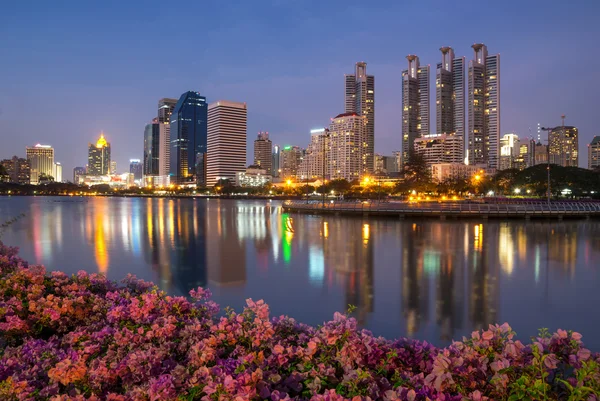 Bangkok stadsgezicht weerspiegelen met meer twilight tijde — Stockfoto