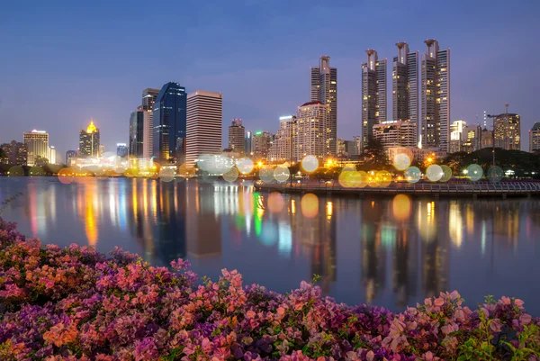 Bangkok-byen reflekterer med sjøen i skumringen – stockfoto