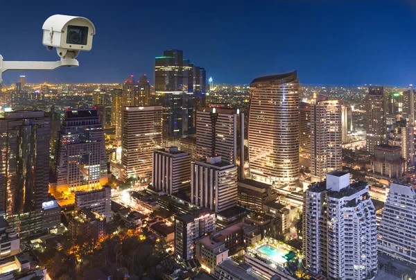 Caméra de sécurité surveillant le paysage urbain de Bangkok au crépuscule — Photo