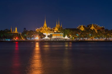 Grand palace Nehri yan twilight zaman Bangkok, Tayland