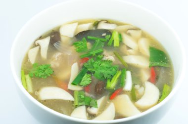 Yedek kaburga, baharatlı çorba Tay tarzı ile Tom yum
