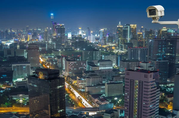Telecamera di sicurezza che controlla il paesaggio urbano di Bangkok al crepuscolo — Foto Stock