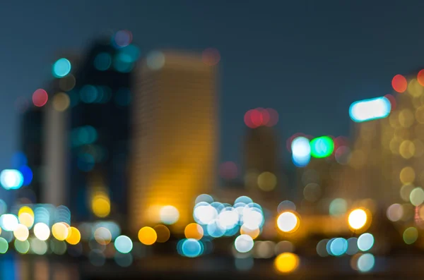 Stadsbilden bakgrunden floden sidan, suddiga foto bokeh — Stockfoto