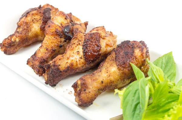 Jambes de poulet grillées avec légumes dans l'assiette — Photo