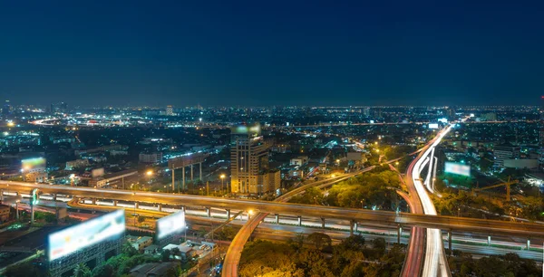 Autopista elevada, alguna parte del puente en Bangkok paisaje urbano — Foto de Stock