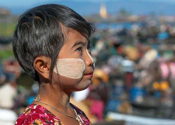 INLE LAKE, MYANMAR - DEC 31: face à jovem birmanesa não identificada com o tradicional thanaka, em 31 de dezembro de 2010, em Inle Lake, Mianmar . — Fotografia de Stock