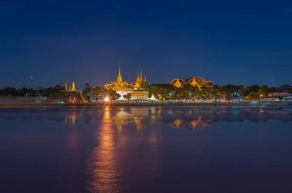 Grand palace řeka straně v době soumraku v Bangkoku, Thajsko — Stock fotografie