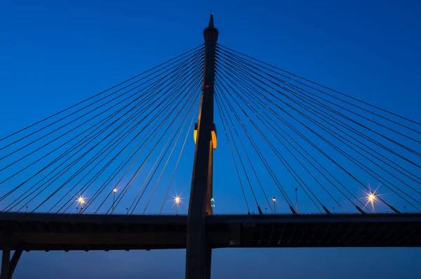 Silhouette de Fragment d'un pont suspendu par câble au crépuscule — Photo