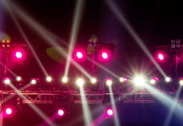 Illuminazione del concerto su uno sfondo scuro dal palco — Foto Stock
