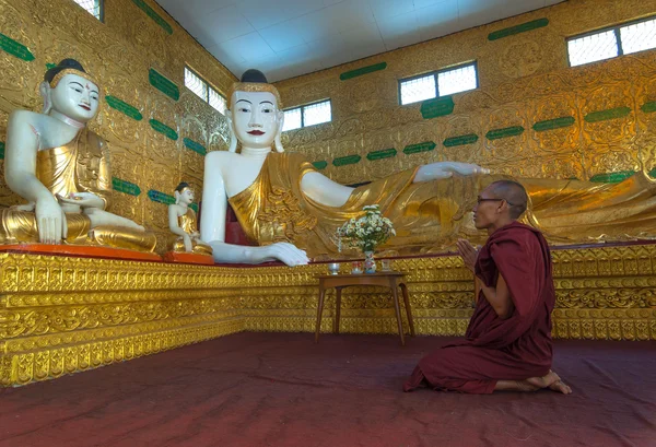 BAGO, MYANMAR - JAN 06: Monge indefinido reza no Buda Shwethalyaung em 06 de janeiro de 2011, é uma obra espetacular da arquitetura do templo birmanês e é o santuário budista mais sagrado em Yangon, Mianmar — Fotografia de Stock