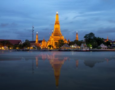 WAT Arun nehirde yan Bangkok Chao Phraya Nehri ile alacakaranlık