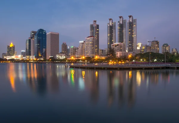 Bangkok paisaje urbano reflexionar con lago en la hora del crepúsculo — Foto de Stock