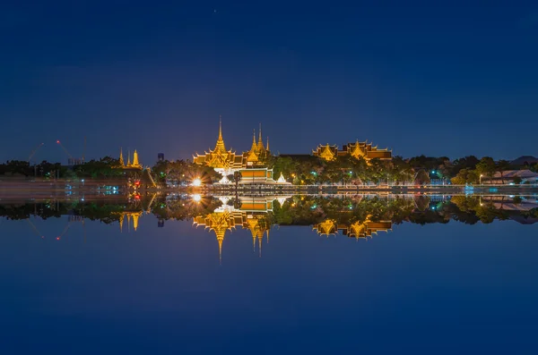 Gran palacio junto al río al atardecer en Bangkok, Tailandia —  Fotos de Stock