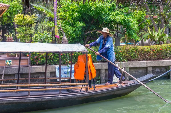 2014年4月19日にバンコクで開催されたKlong Lat Mayom Float Marketで、伝統的なタイの木製ボートを漕ぐ未定義の村人 — ストック写真