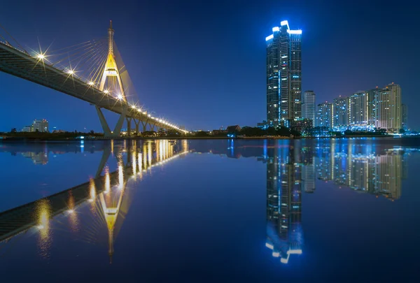 曼谷市容江景房含 twiligh 的普密蓬桥 — 图库照片
